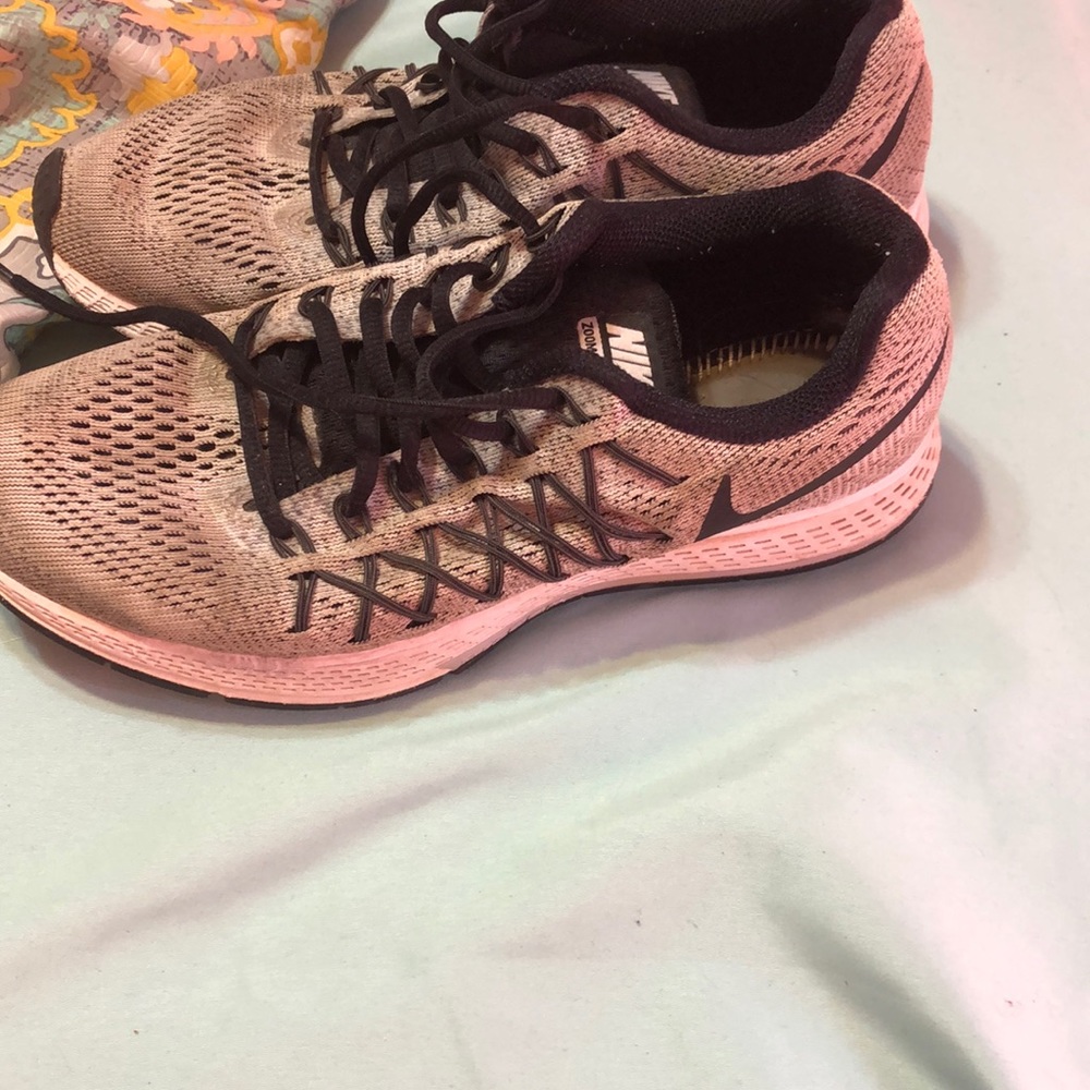 Tennis shoes
